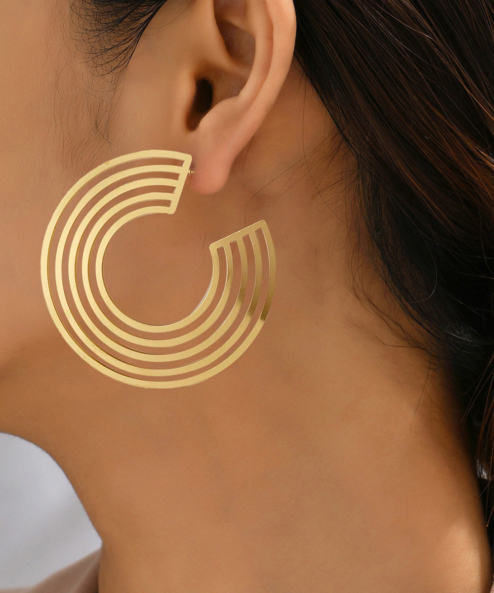 MIA - Orecchini a cerchio dorati in metallo C con design vuoto
