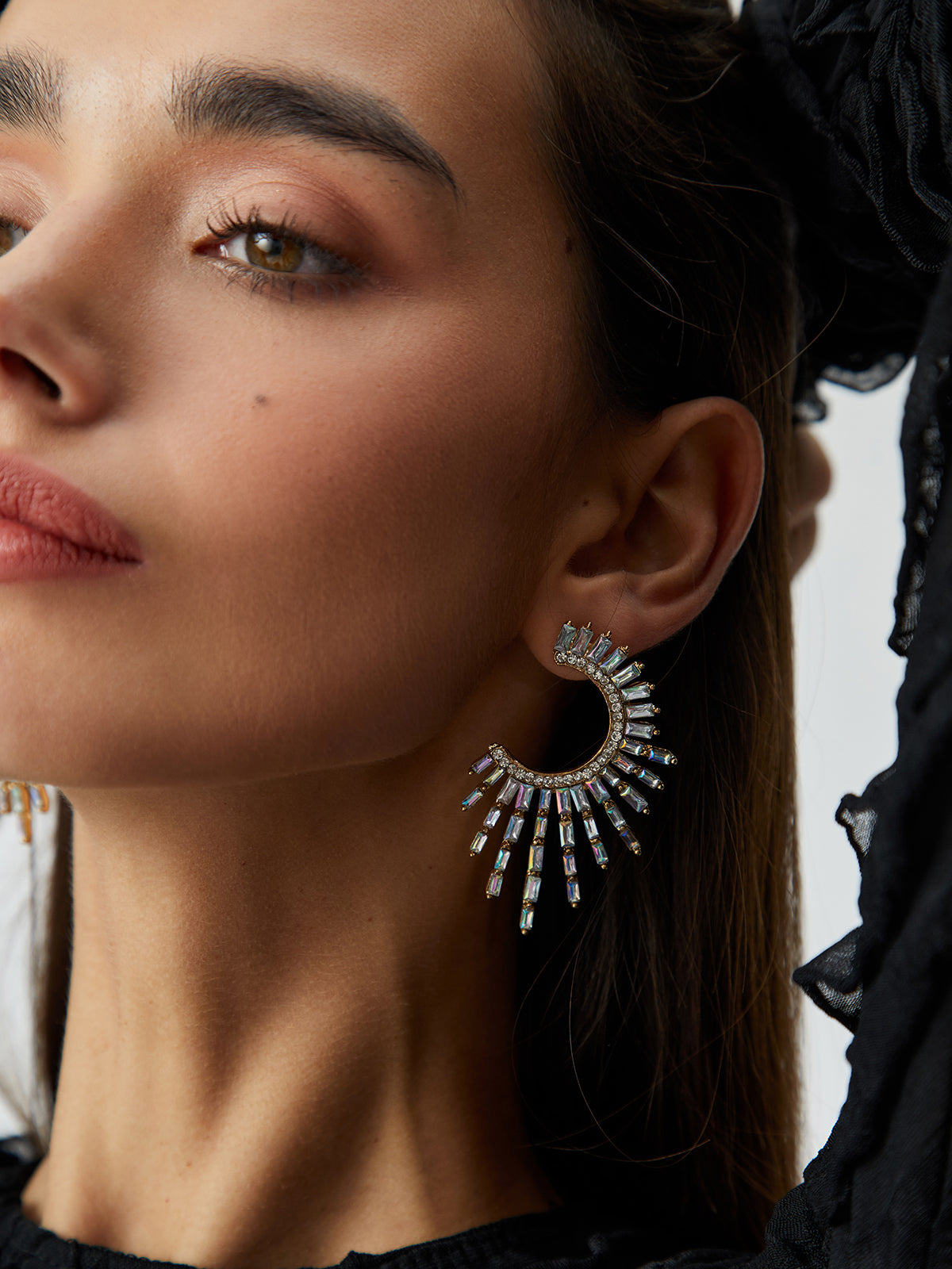 INES - Orecchini bianchi con strass effetto raggiante